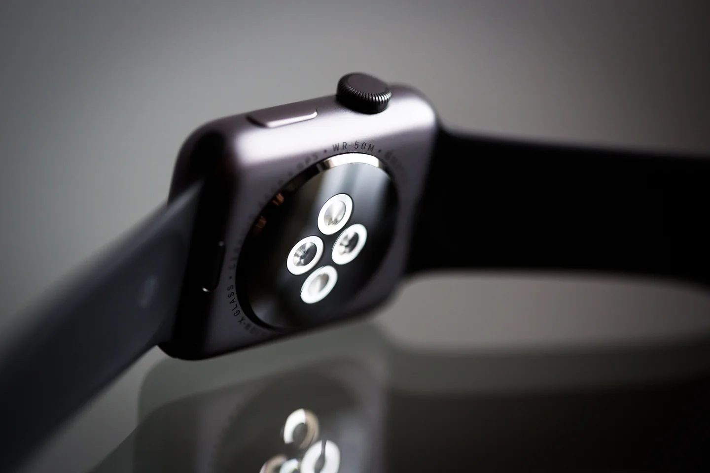 Primer plano de la parte trasera de un Apple Watch que muestra el conjunto de sensores